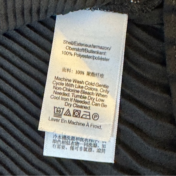 DKNY Black Pleated Tie Front Blouse

#1091 - Picture 8 of 9